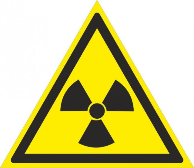 Знак W05 Опасно. Радиоактивные вещества или ионизирующее излучение
