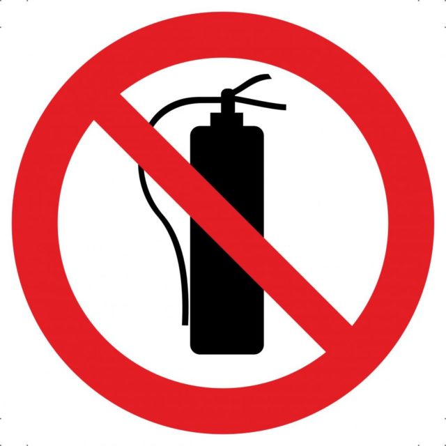 Знак Запрещается тушить огнетушителем